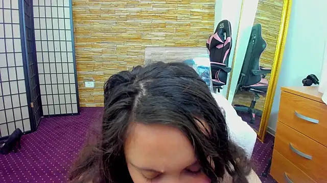 Snapshot of AishaRouhi chatting on 12-15-25, 06:39 AishaRouhi online show from 12-15-25, 06:39