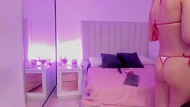 Snapshot of Laura_Dicardy chatting on 03-08-25, 03:56 Laura Dicardy online show from 03-08-25, 03:56