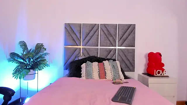 Snapshot of Laura_Dicardy chatting on 09-22-25, 07:27 Laura Dicardy online show from 09-22-25, 07:27