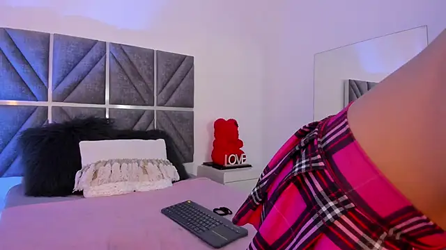 Snapshot of Laura_Dicardy chatting on 10-09-25, 07:45 Laura Dicardy online show from 10-09-25, 07:45