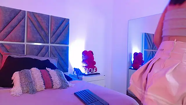 Snapshot of Laura_Dicardy chatting on 12-04-25, 08:28 Laura Dicardy online show from 12-04-25, 08:28