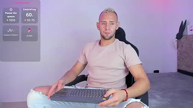 Snapshot of Damon_Bakert chatting on 01-06-26, 06:33 Damon Bakert online show from 01-06-26, 06:33