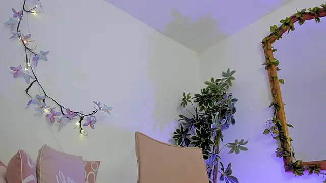 Snapshot of BonnieCute_ chatting on 10-01-25, 12:27 BonnieCute online show from 10-01-25, 12:27