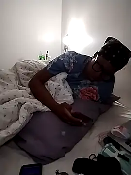 Snapshot of madamsensuale chatting on 12-15-25, 04:17 madamsensuale online show from 12-15-25, 04:17