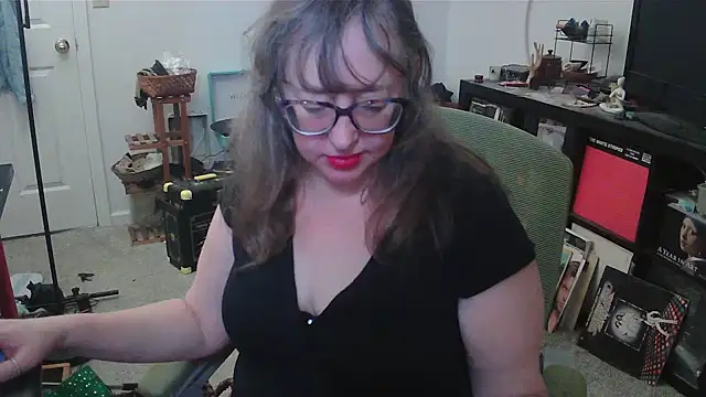 Snapshot of LilyLuscious chatting on 10-18-25, 05:35 LilyLuscious online show from 10-18-25, 05:35
