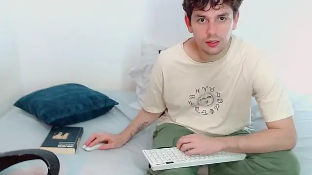Snapshot of Elio555 chatting on 12-06-24, 08:40 Elio555 online show from 12-06-24, 08:40