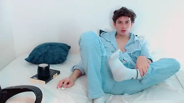 Snapshot of Elio555 chatting on 12-15-24, 04:18 Elio555 online show from 12-15-24, 04:18