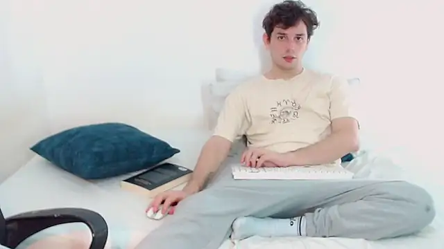 Snapshot of Elio555 chatting on 12-16-24, 07:00 Elio555 online show from 12-16-24, 07:00