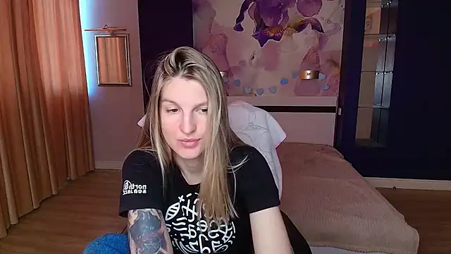 EmilyWalkeri online show from 05-25-26, 07:03