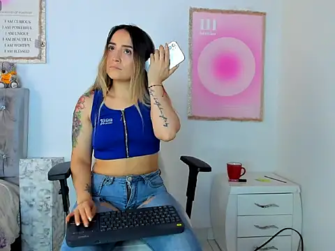 Snapshot of cindy_love2 chatting on 12-04-25, 02:04 cindy love2 online show from 12-04-25, 02:04