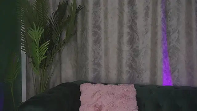 Snapshot of FoxieJullia chatting on 02-14-25, 11:10 FoxieJullia online show from 02-14-25, 11:10