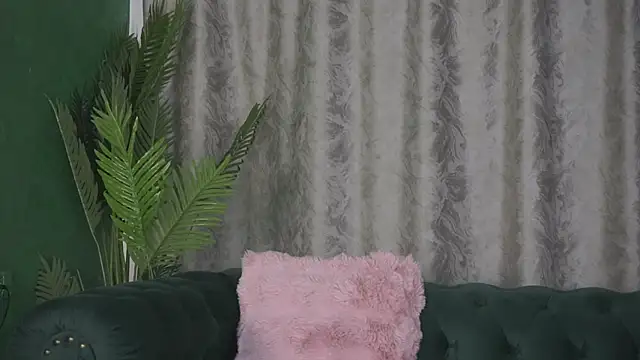 Snapshot of FoxieJullia chatting on 03-09-25, 05:11 FoxieJullia online show from 03-09-25, 05:11