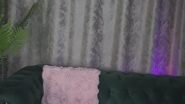 Snapshot of FoxieJullia chatting on 03-10-25, 10:37 FoxieJullia online show from 03-10-25, 10:37