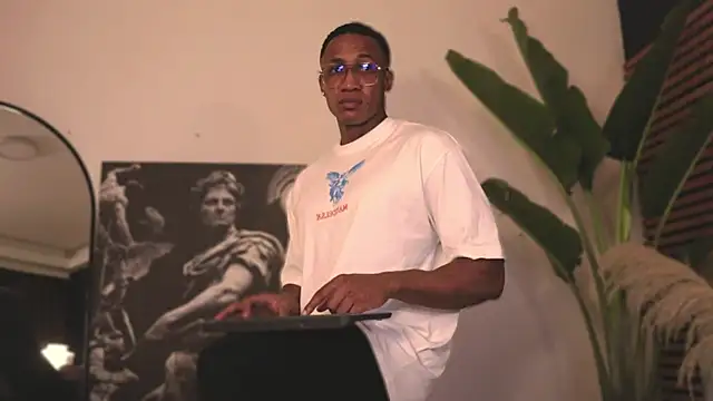 Snapshot of Logan_Varela chatting on 02-16-25, 06:32 Logan Varela online show from 02-16-25, 06:32