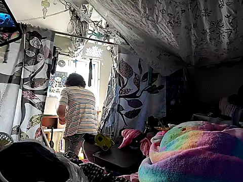 gurlnips online show from 02-28-25, 08:28