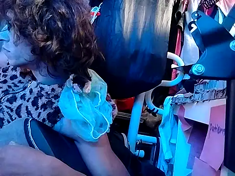 gurlnips online show from 09-08-25, 08:08