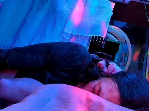 gurlnips online show from 10-09-25, 06:11