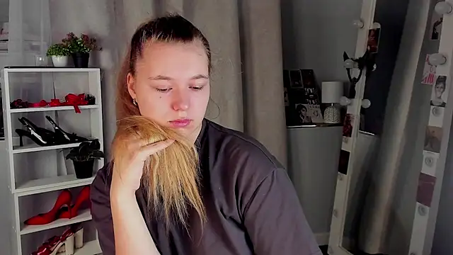 Rebecca Kelly online show from 10-04-25, 02:09