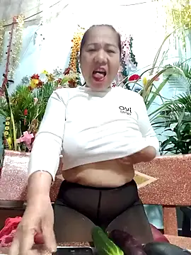 Snapshot of Queen_18200 chatting on 01-19-25, 12:28 Queen 18200 online show from 01-19-25, 12:28