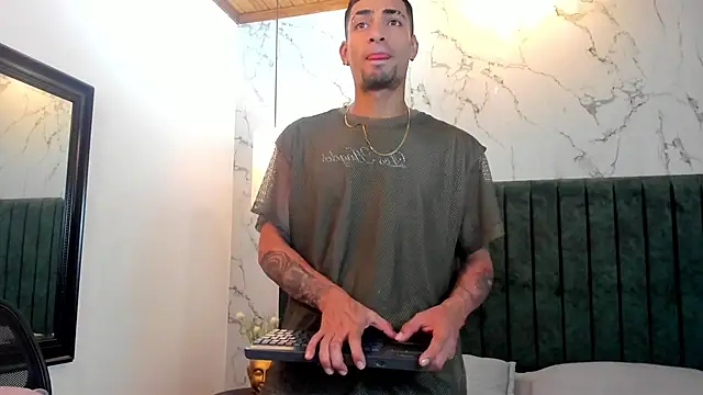 Snapshot of DrakeNeumann chatting on 01-30-25, 07:26 DrakeNeumann online show from 01-30-25, 07:26