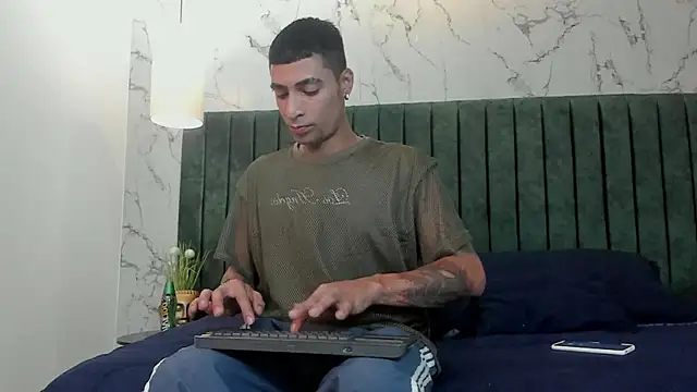 Snapshot of DrakeNeumann chatting on 02-04-25, 07:33 DrakeNeumann online show from 02-04-25, 07:33