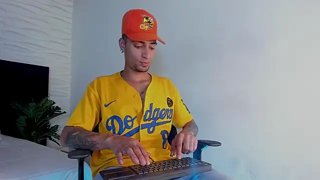 Snapshot of DrakeNeumann chatting on 02-27-25, 02:42 DrakeNeumann online show from 02-27-25, 02:42