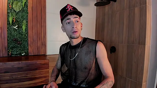 Snapshot of DrakeNeumann chatting on 03-09-25, 02:18 DrakeNeumann online show from 03-09-25, 02:18