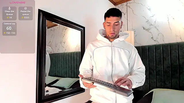 Snapshot of DrakeNeumann chatting on 09-10-25, 04:01 DrakeNeumann online show from 09-10-25, 04:01