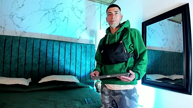 Snapshot of DrakeNeumann chatting on 09-20-25, 04:02 DrakeNeumann online show from 09-20-25, 04:02