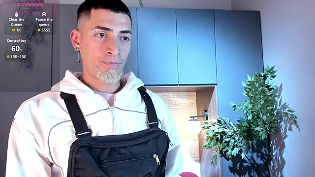 Snapshot of DrakeNeumann chatting on 09-22-25, 03:41 DrakeNeumann online show from 09-22-25, 03:41