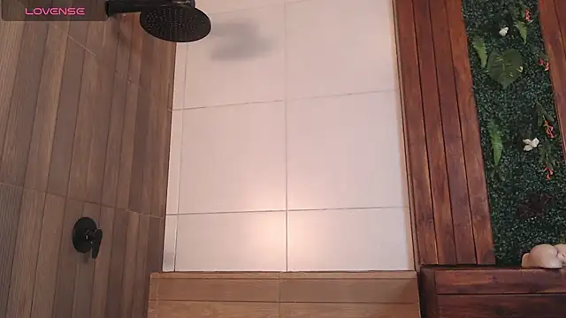 Snapshot of DrakeNeumann chatting on 10-05-25, 04:00 DrakeNeumann online show from 10-05-25, 04:00