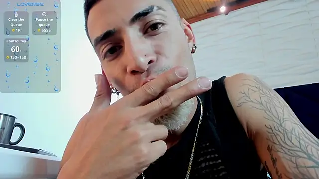 Snapshot of DrakeNeumann chatting on 10-13-25, 03:39 DrakeNeumann online show from 10-13-25, 03:39