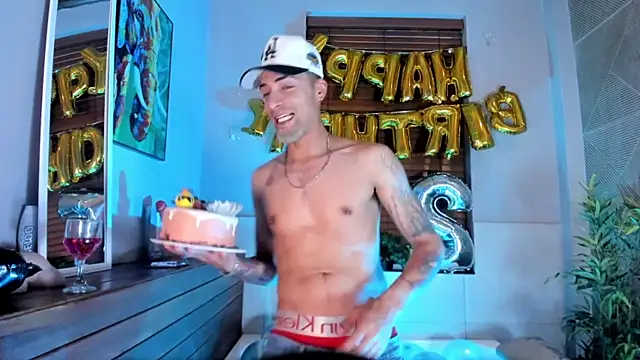 Snapshot of DrakeNeumann chatting on 10-19-25, 04:02 DrakeNeumann online show from 10-19-25, 04:02