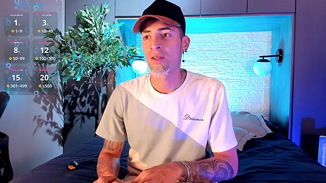 Snapshot of DrakeNeumann chatting on 10-20-25, 03:29 DrakeNeumann online show from 10-20-25, 03:29