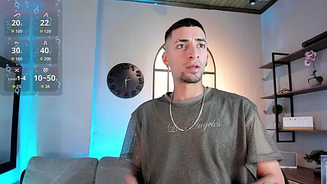 Snapshot of DrakeNeumann chatting on 10-30-25, 04:03 DrakeNeumann online show from 10-30-25, 04:03