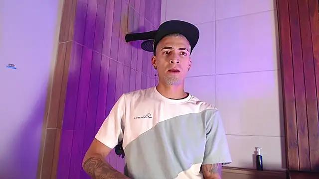 Snapshot of DrakeNeumann chatting on 11-11-25, 03:50 DrakeNeumann online show from 11-11-25, 03:50