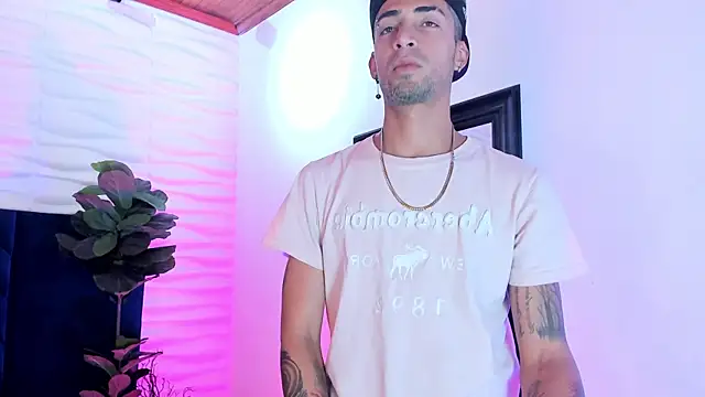 Snapshot of DrakeNeumann chatting on 11-19-25, 03:50 DrakeNeumann online show from 11-19-25, 03:50