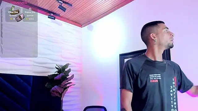 Snapshot of DrakeNeumann chatting on 12-15-25, 03:33 DrakeNeumann online show from 12-15-25, 03:33