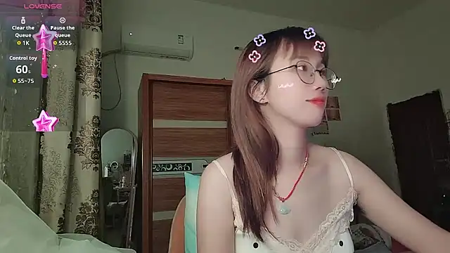 Snapshot of Lili_666 chatting on 06-21-26, 03:47 Lili 666 online show from 06-21-26, 03:47