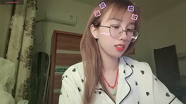 Snapshot of Lili_666 chatting on 06-29-26, 04:18 Lili 666 online show from 06-29-26, 04:18