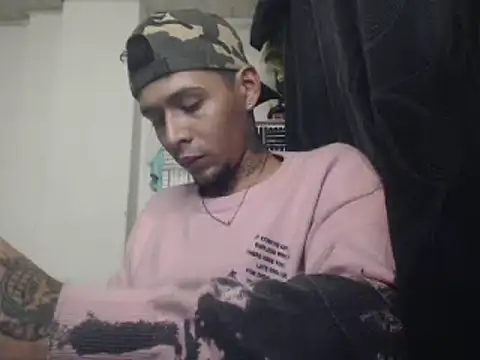 Snapshot of RickyGrey77 chatting on 01-04-25, 01:52 RickyGrey77 online show from 01-04-25, 01:52