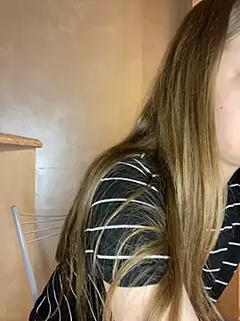 Snapshot of MollyDolle chatting on 11-28-25, 08:00 MollyDolle online show from 11-28-25, 08:00