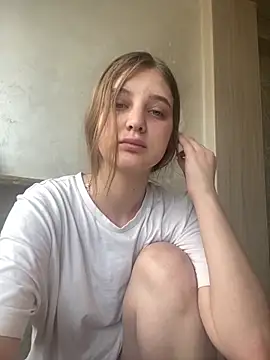 Snapshot of MollyDolle chatting on 06-15-26, 10:28 MollyDolle online show from 06-15-26, 10:28