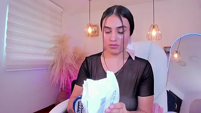 Snapshot of Alheli_16 chatting on 11-21-25, 12:15 Alheli 16 online show from 11-21-25, 12:15