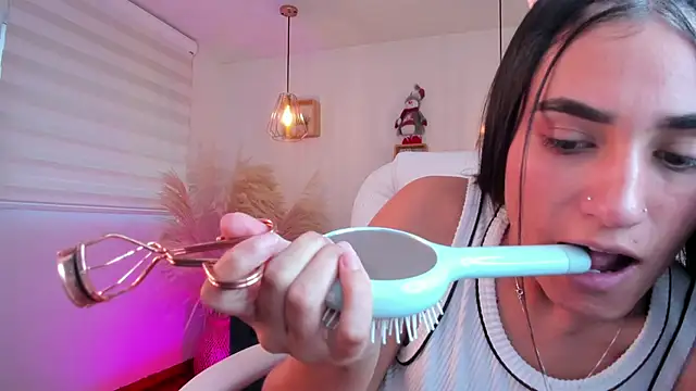 Snapshot of Alheli_16 chatting on 11-26-25, 12:06 Alheli 16 online show from 11-26-25, 12:06