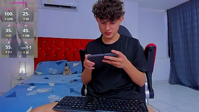 Snapshot of Nathan_Bluee chatting on 12-18-24, 03:44 Nathan Bluee online show from 12-18-24, 03:44