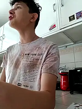 Snapshot of Nathan_Bluee chatting on 01-05-25, 01:47 Nathan Bluee online show from 01-05-25, 01:47