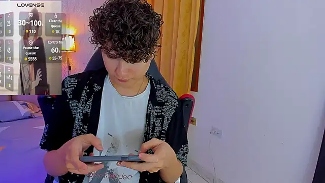 Snapshot of Nathan_Bluee chatting on 02-07-25, 12:28 Nathan Bluee online show from 02-07-25, 12:28