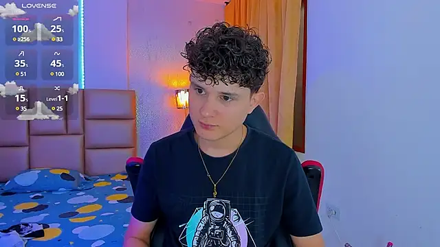 Snapshot of Nathan_Bluee chatting on 03-06-25, 01:03 Nathan Bluee online show from 03-06-25, 01:03