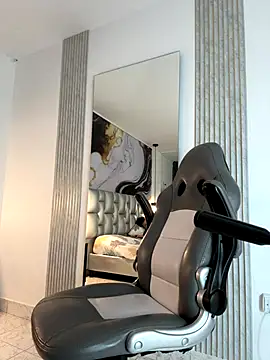 Snapshot of Nathan_Bluee chatting on 10-06-25, 11:29 Nathan Bluee online show from 10-06-25, 11:29